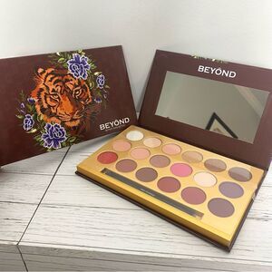 BEYOND Eyeshadow Palette 18 Colors Shimmer Matte Brown Red Colors Palette
